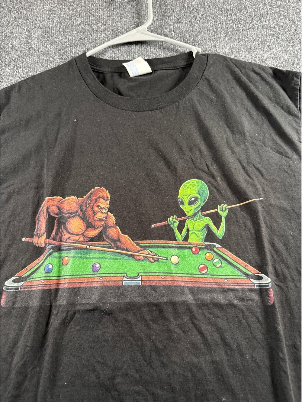 Bigfoot Alien Playing Pool Graphic T-Shirt Black Large Sasquatch UFO